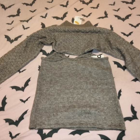 Women's Cropped Sweater Set - Picture 4 of 5